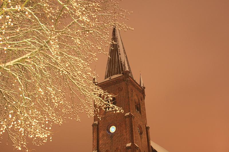 Kirketorvet Vejle.jpg - Kirketorvet Vejle med sne på træ og kirke. Kirketorvet Vejle with snow on tree and church